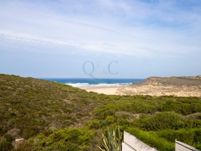 Uma oportunidade rara de comprar uma casa com vista para a Praia da Amoreir Uma oportunidade rara de comprar uma casa com vista para a Praia da Amoreir