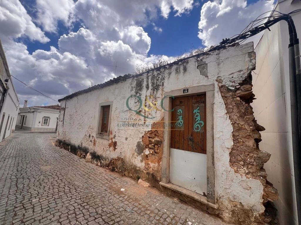 Villa to be renovated For Sale in São Brás de Alportel Villa to be renovated For Sale in São Brás de Alportel