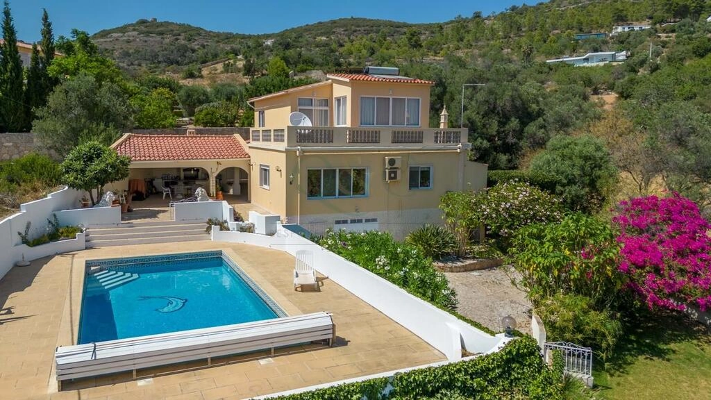 Villa avec 3 chambres à vendre à Santa Bárbara de Nexe Villa avec 3 chambres à vendre à Santa Bárbara de Nexe