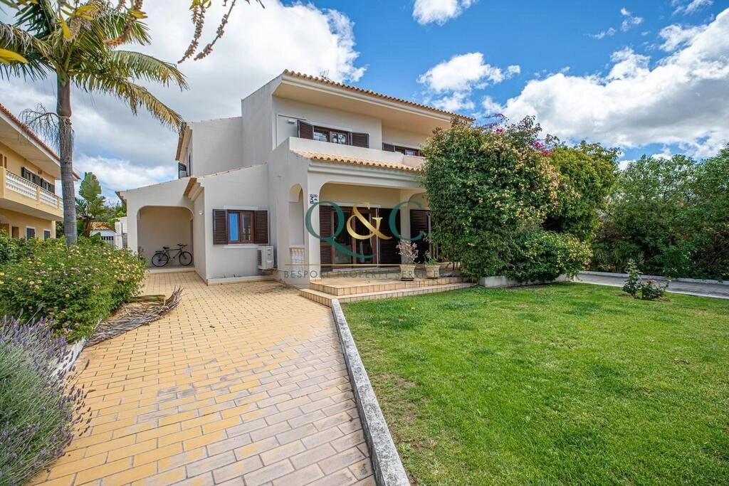 4 Bedroom Villa For Sale in Quarteira 4 Bedroom Villa For Sale in Quarteira