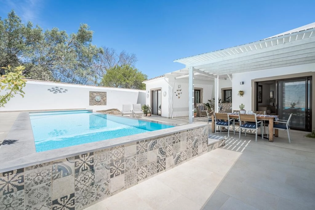 Villa avec 4 chambres à vendre à Santa Bárbara de Nexe Villa avec 4 chambres à vendre à Santa Bárbara de Nexe
