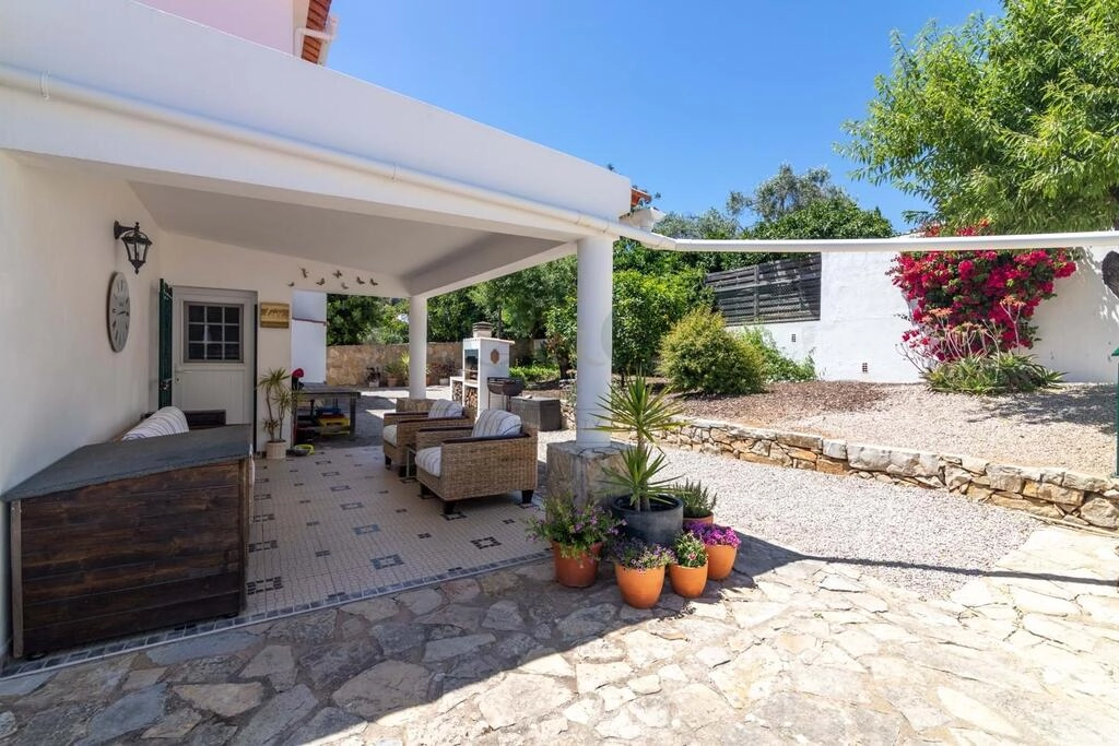 Villa avec 4 chambres à vendre à Santa Bárbara de Nexe Villa avec 4 chambres à vendre à Santa Bárbara de Nexe