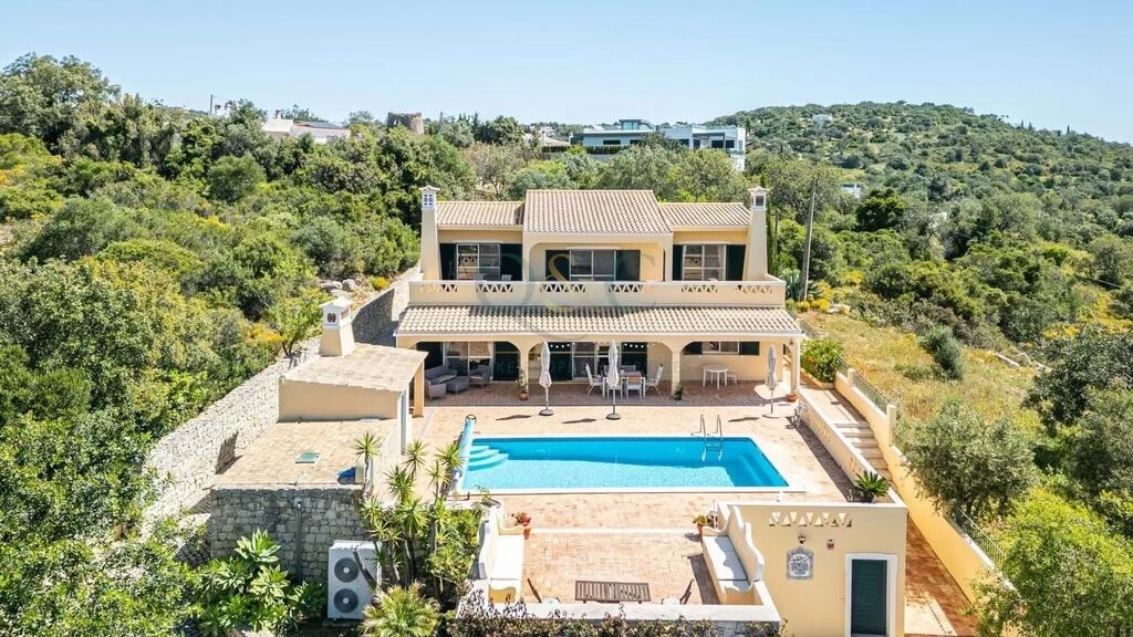 Villa com 4 quartos à venda em Santa Bárbara de Nexe Villa com 4 quartos à venda em Santa Bárbara de Nexe