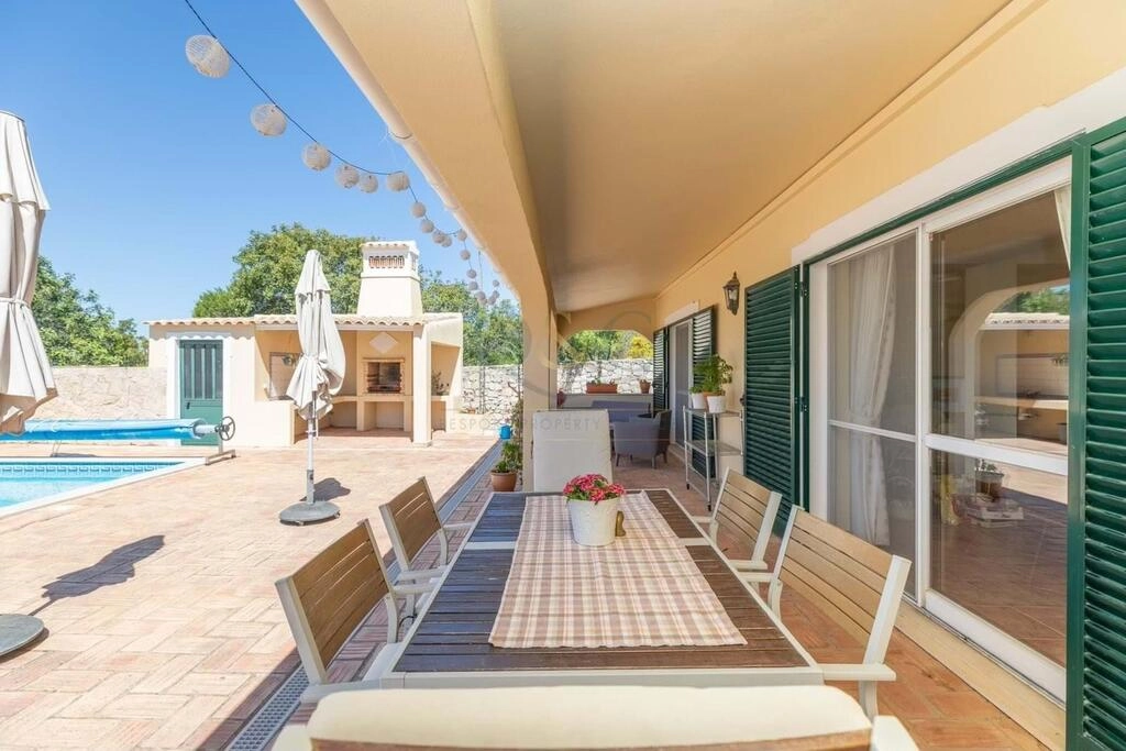 Villa com 4 quartos à venda em Santa Bárbara de Nexe Villa com 4 quartos à venda em Santa Bárbara de Nexe