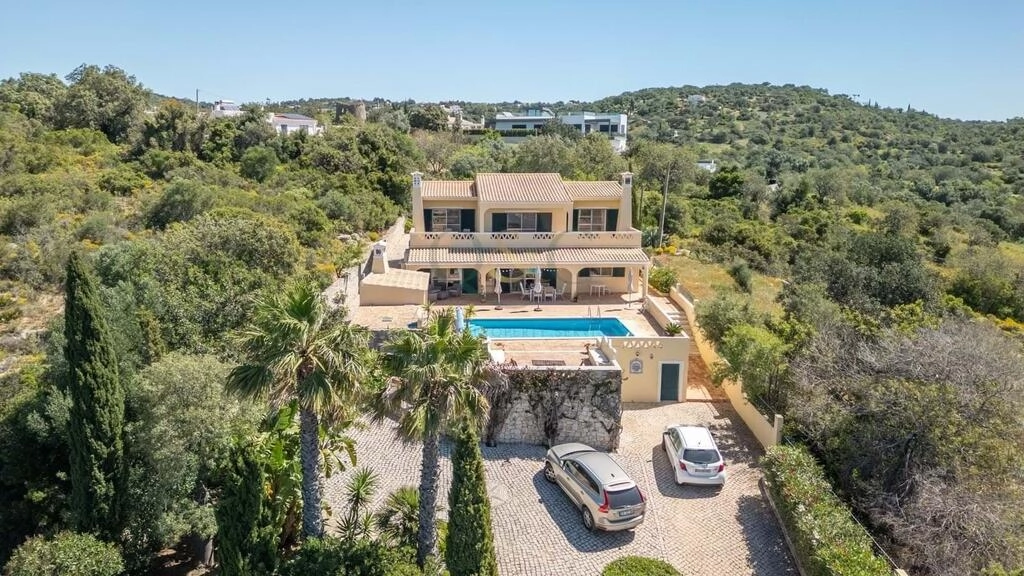 Villa com 4 quartos à venda em Santa Bárbara de Nexe Villa com 4 quartos à venda em Santa Bárbara de Nexe