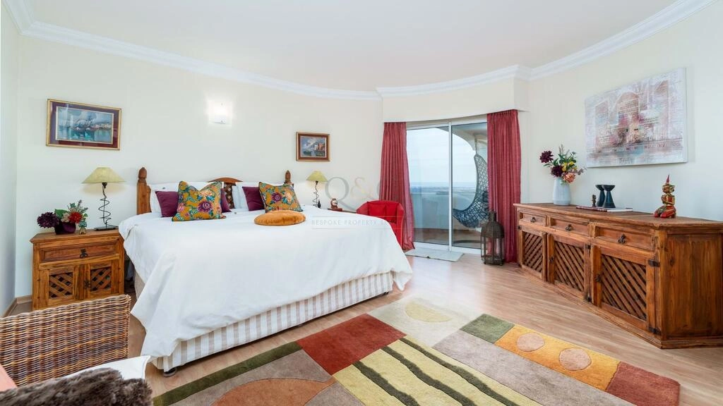 Villa com 4 quartos à venda em Santa Bárbara de Nexe Villa com 4 quartos à venda em Santa Bárbara de Nexe
