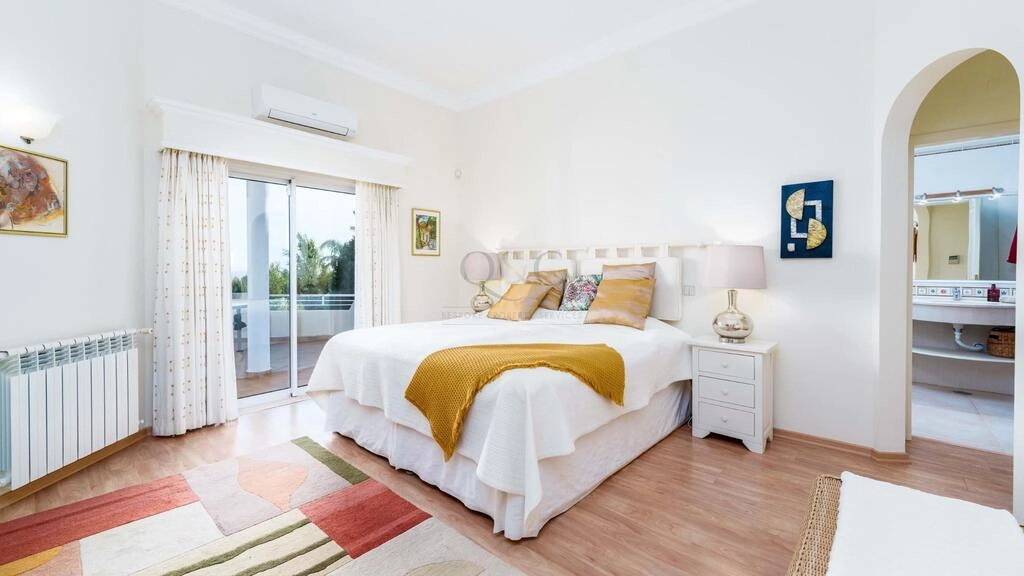 Villa com 4 quartos à venda em Santa Bárbara de Nexe Villa com 4 quartos à venda em Santa Bárbara de Nexe