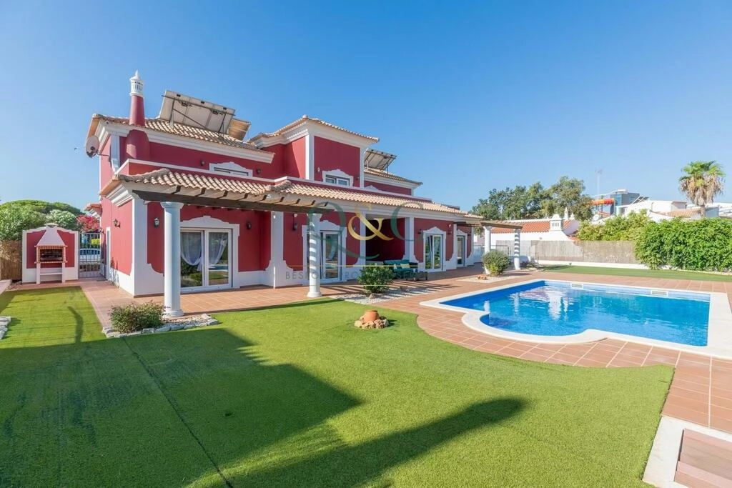 5 Bedroom Villa For Sale in Quarteira 5 Bedroom Villa For Sale in Quarteira