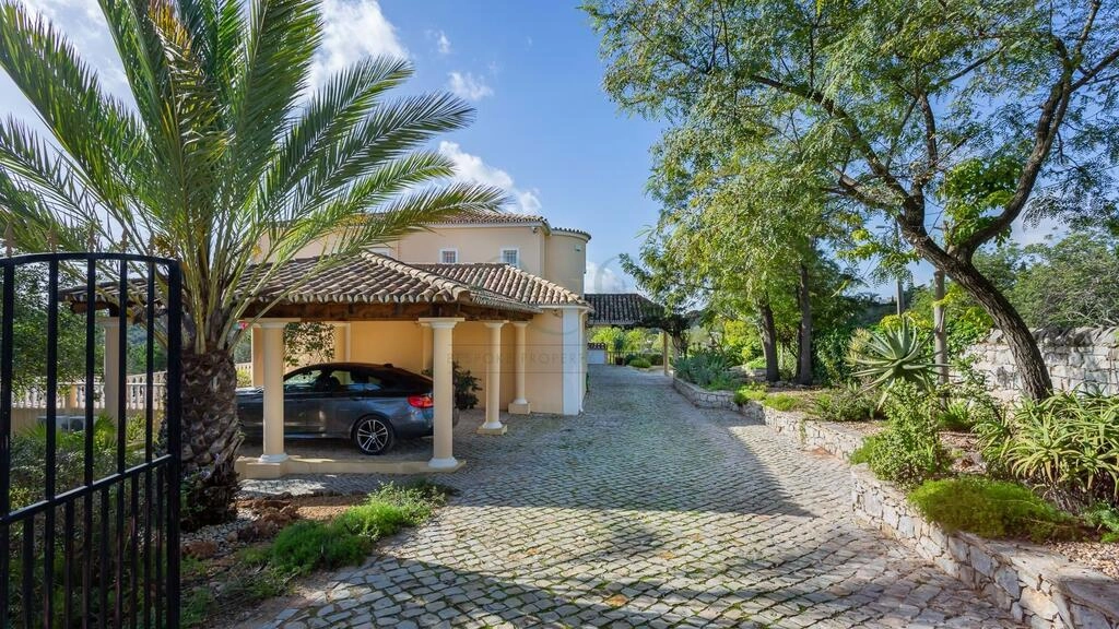 Villa avec 6 chambres à vendre à Santa Bárbara de Nexe Villa avec 6 chambres à vendre à Santa Bárbara de Nexe