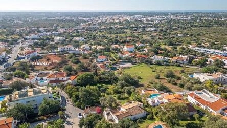 Villa to be renovated For Sale in Loulé (São Clemente)