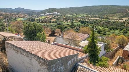 Villa to be renovated For Sale in Querença