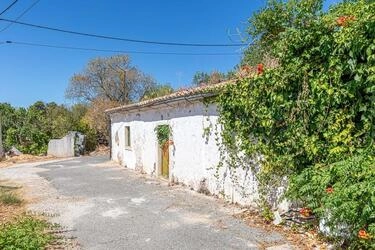 Villa to be renovated For Sale in Querença