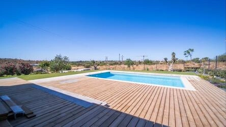 Villa For Sale in Quarteira