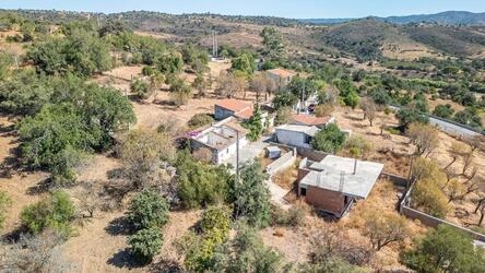 Villa to be renovated à vendre à Querença