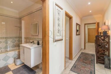 4 Bedroom Apartment For Sale in Santa Bárbara de Nexe