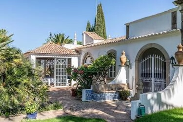 6 Bedroom Farmhouse For Sale in Santa Bárbara de Nexe