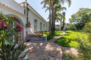 6 Bedroom Farmhouse For Sale in Santa Bárbara de Nexe