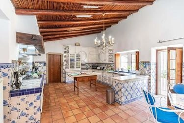 6 Bedroom Farmhouse For Sale in Santa Bárbara de Nexe