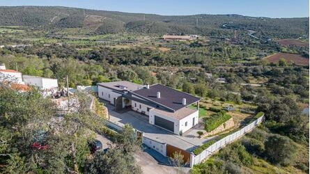 4 Bedroom Villa For Sale in Querença