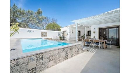 4 Bedroom Villa For Sale in Santa Bárbara de Nexe