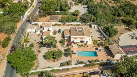 5 Bedroom Villa For Sale in Santa Bárbara de Nexe