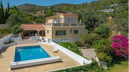 3 Bedroom Villa For Sale in Santa Bárbara de Nexe