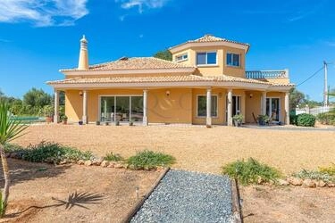 3 Bedroom Villa For Sale in Santa Bárbara de Nexe