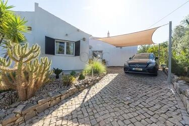 3 Bedroom Villa For Sale in Santa Bárbara de Nexe