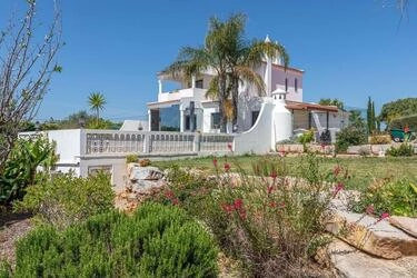 3 Bedroom Villa For Sale in Conceição