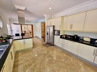 4 Bedroom Villa For Sale in Almancil