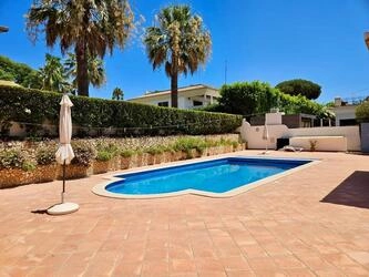 4 Bedroom Villa For Sale in Almancil