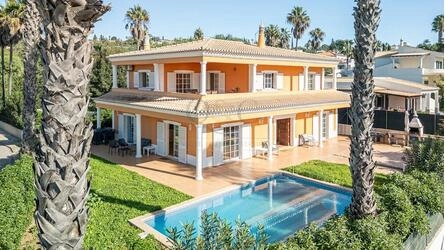 4 Bedroom Villa For Sale in Almancil