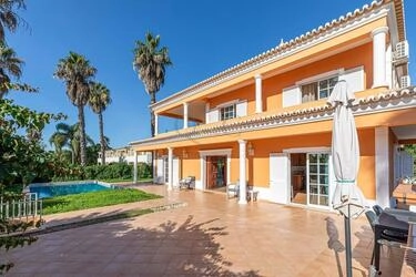 4 Bedroom Villa For Sale in Almancil