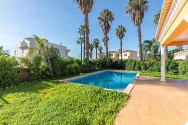 4 Bedroom Villa For Sale in Almancil