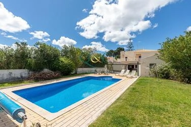 4 Bedroom Villa For Sale in Quarteira