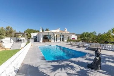 4 Bedroom Villa For Sale in Santa Bárbara de Nexe
