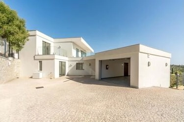 4 Bedroom Villa For Sale in Santa Bárbara de Nexe