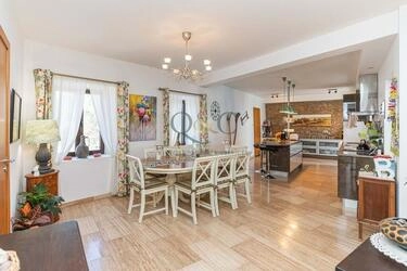 4 Bedroom Villa For Sale in Santa Bárbara de Nexe