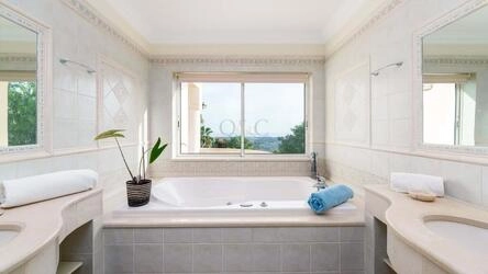 4 Bedroom Villa For Sale in Santa Bárbara de Nexe