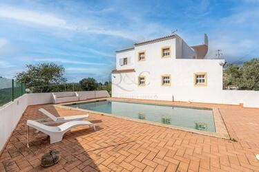 4 Bedroom Villa For Sale in Santa Bárbara de Nexe
