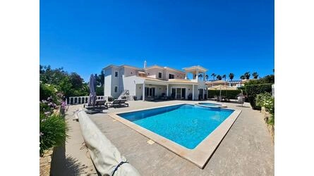 5 Bedroom Villa For Sale in Almancil