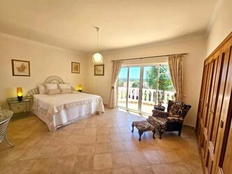 5 Bedroom Villa For Sale in Almancil