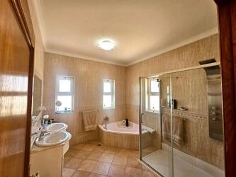 5 Bedroom Villa For Sale in Almancil