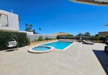 5 Bedroom Villa For Sale in Almancil