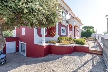 5 Bedroom Villa For Sale in Quarteira