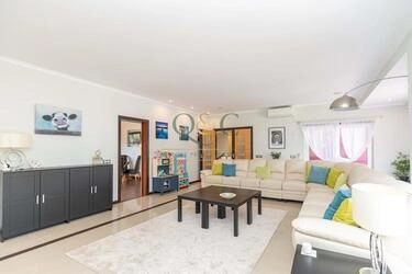 5 Bedroom Villa For Sale in Quarteira