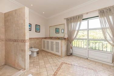 5 Bedroom Villa For Sale in Querença