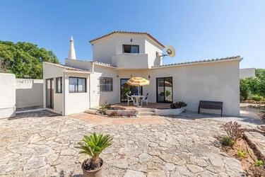 5 Bedroom Villa For Sale in Santa Bárbara de Nexe
