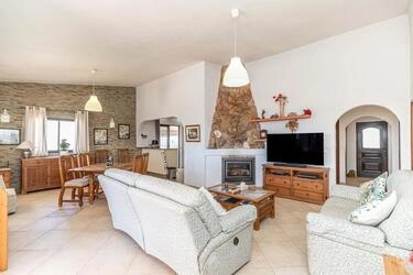 5 Bedroom Villa For Sale in Santa Bárbara de Nexe