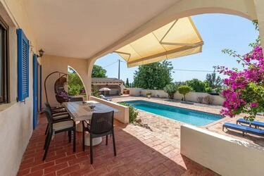 5 Bedroom Villa For Sale in Santa Bárbara de Nexe